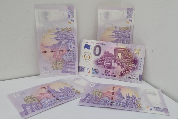 Lot 5 x 0€ Souvenir - 80 Mai 1945 Version Anniversary + 4 Surprise