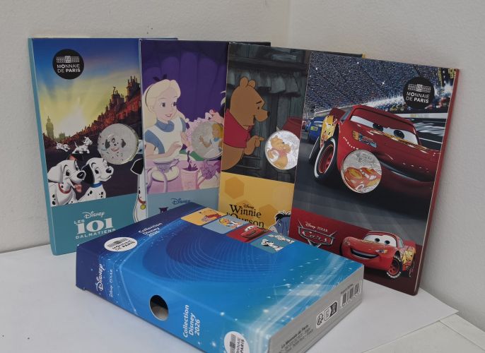 Boite 4 x 10€ Cartelette Argent Disney 2026 Cars / Alice / Winnie / Dalmatiens